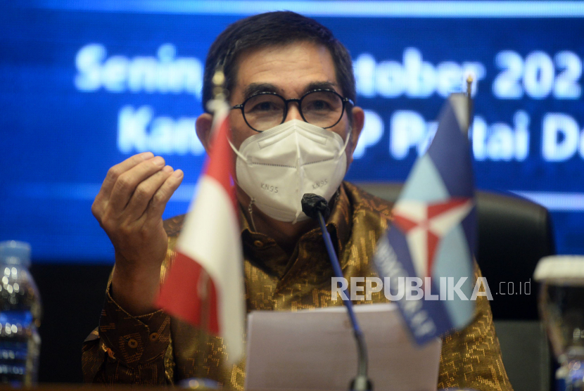 Kuasa Hukum Partai Demokrat Hamdan Zoelva memberikan keterangan terkait pengajuan PK oleh KSP Moeldoko, di Kantor DPP Partai Demokrat, Jakarta, Senin (11/10). (Ilustrasi)
