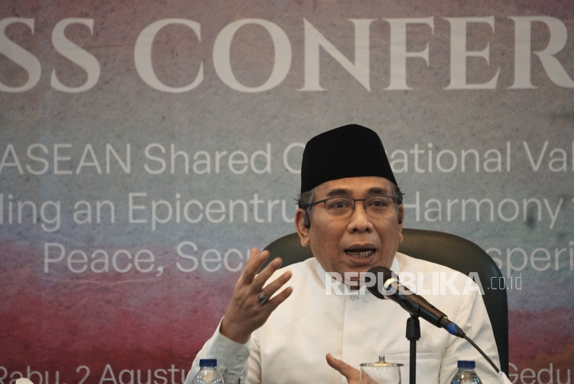 Ketua Umum Pengurus Besar Nahdlatul Ulama (PBNU) KH Yahya Cholil Staquf memberikan keterangan di Jakarta, Rabu (2/8/2023).