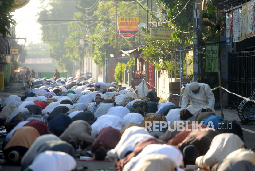 Umat muslim menunaikan Shalat Iedul Fitri 1441 H di Masjid Jogokariyan, Yogyakarta, Ahad (24/5). Imbas wabah Covid19 Shalat Iedul Fitri  diadakan di Masjid Jogokariyan dari sebelumnya di lapangan