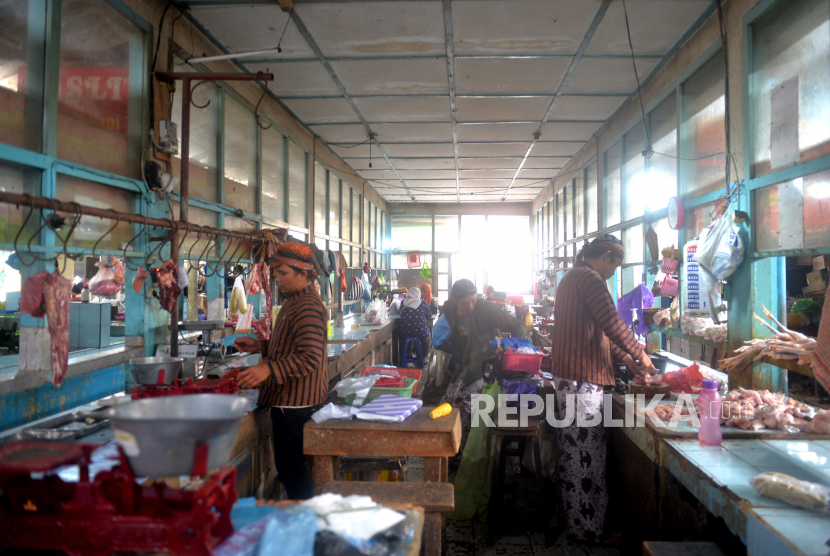 Suasana aktivitas jual beli di Pasar Condongcatur, Sleman, Di Yogyakarta.