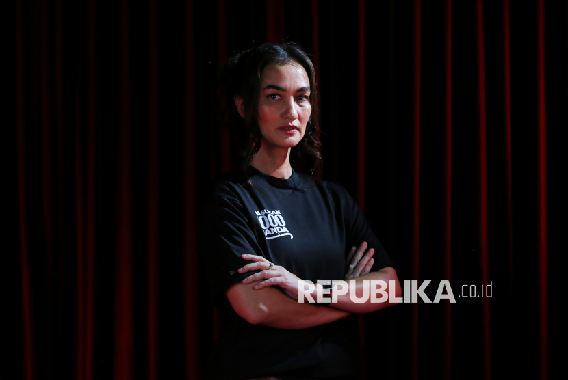 Pemeran film Pasukan 1000 Janda Atiqah Hasiholan saat berkunjung ke Republika, Jakarta, Senin (21/9/2026). Film produksi Manara Studios yang disutradarai oleh Archie Hekagery ini mengankat kisah nyata pejuang dan pahlawan nasional asal Aceh yakni Laksamana Malahayati beserta pasukan elit Inong Bale dalam melawan penjajah. Film kolosan bergenre historical fantasy action ini akan tayang perdana di bioskop pada tanggal 12 November 2026 mendatang.
