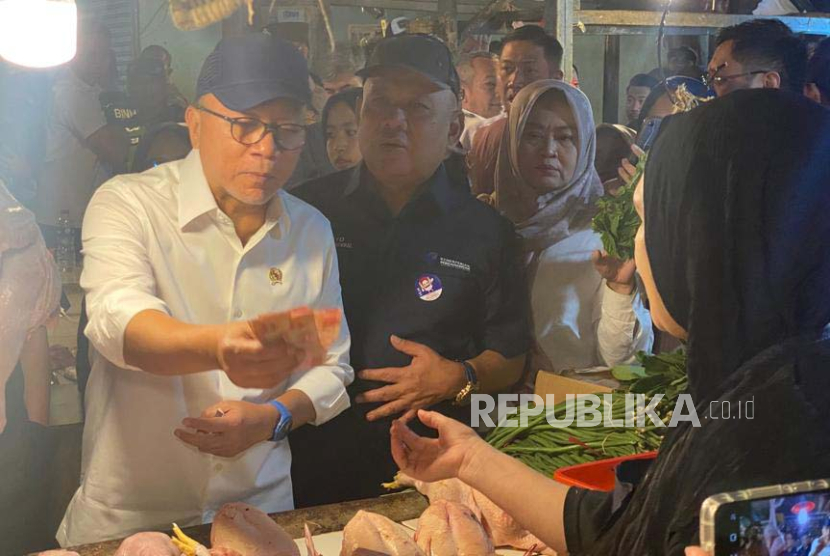 Menteri Perdagangan RI Zulkifli Hasan meninjau harga pangan di Pasar Sederhana Kota Bandung, Rabu (27/9/2023). 