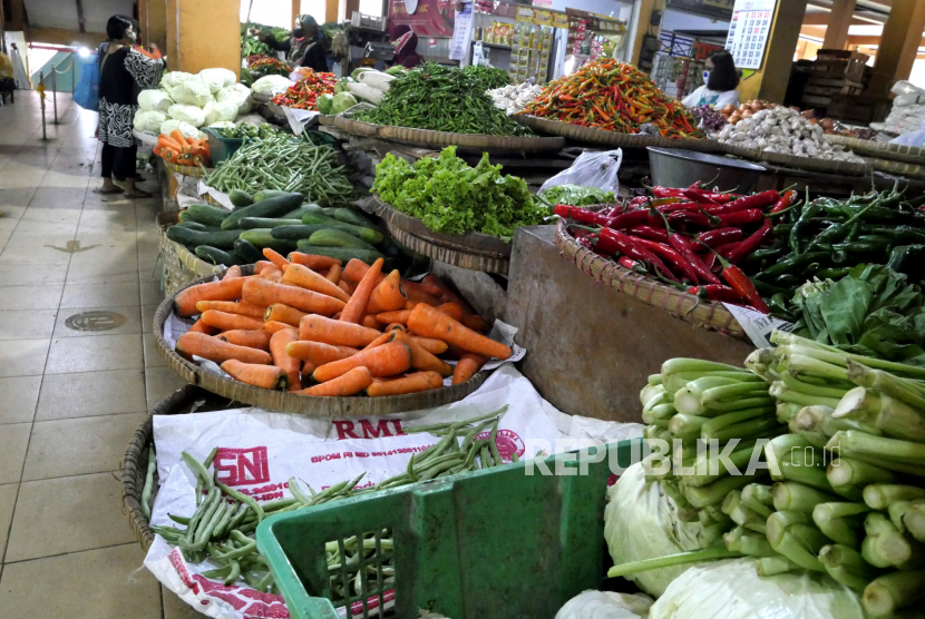 Warga berbelanja sembako di pasar tradisional (ilustrasi). Pemerintah akan meluncurkan neraca komoditas untuk melacak lima komoditas pangan.
