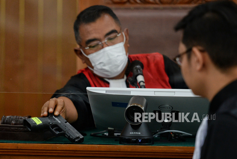 Ketua Majelis Hakim menunjukkan barang bukti senjata HS dalam sidang lanjutan kasus pembunuhan Brigadir Yosua Hutabarat dengan terdakwa Ferdy Sambo dan Putri Chandrawathi di PN Jakarta Selatan, Jakarta, Selasa (22/11/2022). 