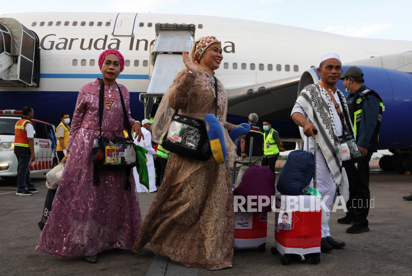 Jamaah haji berjalan menuju bus saat tiba di Bandara Internasional Sultan Hasanuddin, Makassar, Sulawesi Selatan, Ahad (23/6/2024). Sebanyak 449 orang jamaah haji yang tergabung dalam kelompok terbang (kloter) pertama debarkasi Makassar tiba di tanah air setelah melaksanakan ibadah haji 1445 H di Arab Saudi. 