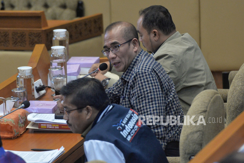 Ketua KPU Hasyim Asyari (tengah) di kompleks Parlemen, Senayan, Jakarta Pusat, Senin (5/2/2024).