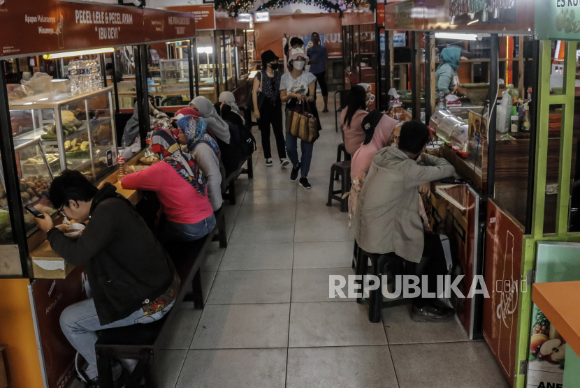 Sejumlah pengunjung menikmati makanan di kios kawasan Kota Tua, Jakarta.
