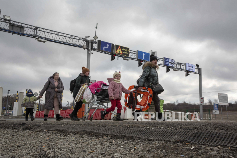 Pengungsi yang melarikan diri dari konflik di Ukraina tiba di perbatasan Medyka di Polandia, Senin, 28 Februari 2022. 