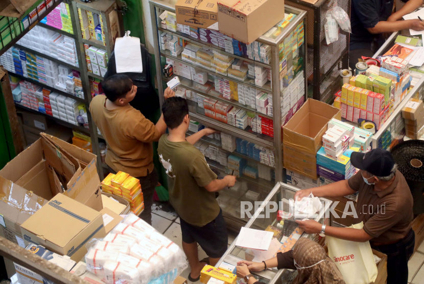 Pelanggan membeli produk farmasi di pasar obat di Jakarta. Ada sebanyak 142 kasus gagal ginjal akut di DKI, 70 di antaranya meninggal dunia.