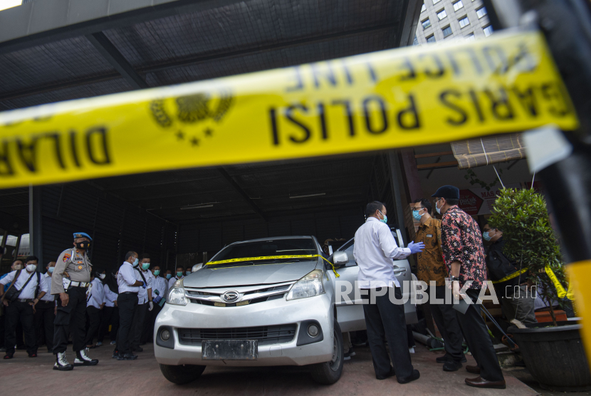 Dua komisioner Komnas HAM Beka Ulung Hapsara (kedua kanan), dan Aminudin (kanan) berbicara dengan polisi di sela pemeriksaan tiga mobil yang dikendarai polisi dan enam laskar FPI dalam kasus penembakan anggota FPI di Polda Metro Jaya, Jakarta, Senin (21/12/2020). Setelah pemeriksaan terhadap tiga mobil yang digunakan saat kasus penembakan anggota FPI di Tol Jakarta-Cikampek KM 50 tersebut, Komnas HAM akan menindaklanjuti hasil balistik, siapa saja yang menembak, dan cek darah dari anggota FPI.