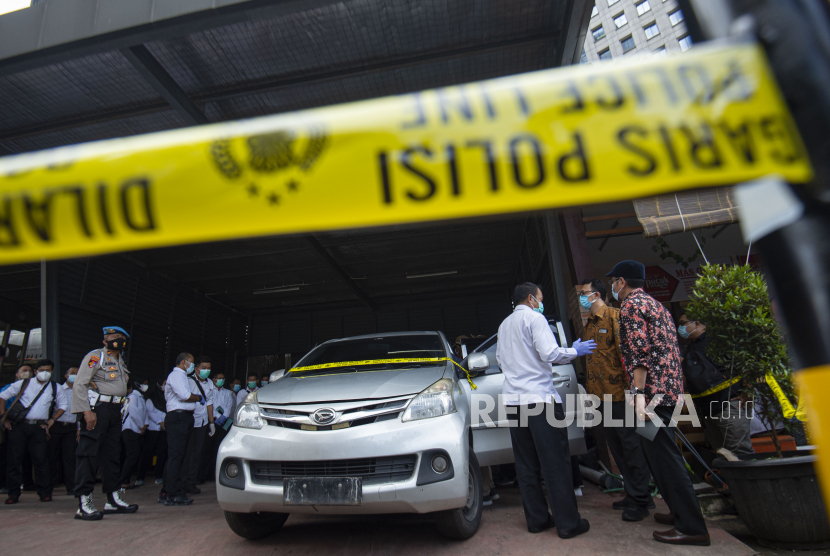 Aparat sedang melakukan rekonstruksi kasus extra judicial killing KM 50 Tol Cikampek, Kabupaten Purwakarta, Jawa Barat pada Desember 2020.