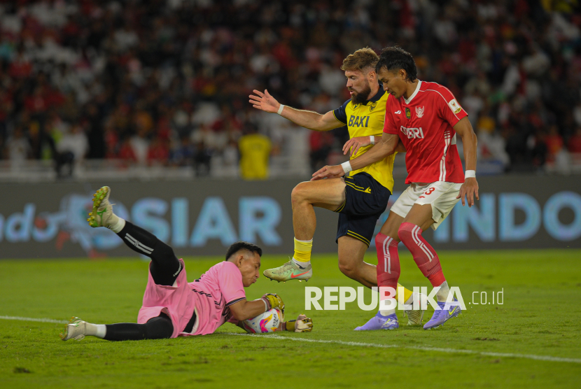 Pemain Oxford United FC Thomas Bradshaw (tengah) berduel dengan pemain Liga Indonesia All Star Hansamu Yama (kiri) dan penjaga gawang Kurniawan Kartika Ajie (kiri) saat bertanding pada laga Piala Presiden 2025 di Stadion Utama Gelora Bung Karno (SUGBK), Jakarta, Ahad (6/7/2025). Pada laga tersebut, Oxford United berhasil menaklukan Liga Indonesia All Star dengan skor 6-3. Pertandingan tersebut menjadi laga pembuka gelaran Piala Presiden 2025.