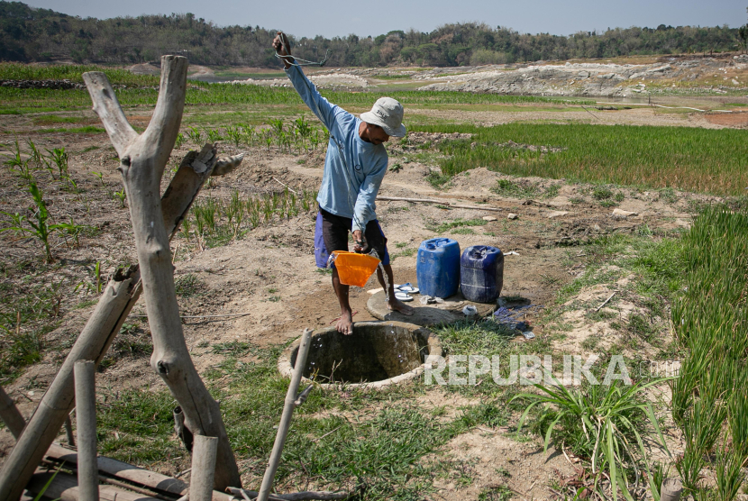 Warga mengambil air dari sumur tua yang berada di kawasan Waduk Kedung Ombo, Miri, Sragen, Jawa Tengah, Senin (2/9/2024). 