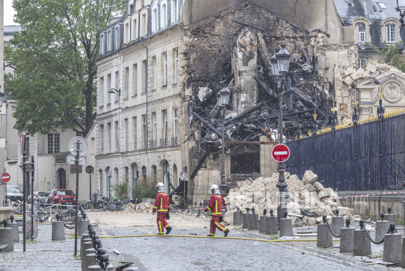 Setidaknya 37 orang terluka dan lima diantaranya kritis setelah ledakan terjadi di Rue Saint-Jacques.