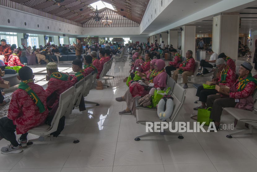 Sejumlah calon jamaah umroh berada di ruang tunggu keberangkatan, Bandara Adi Soemarmo, Boyolali, Jawa Tengah, Senin (2/10/2023). Jumlah penumpang udara pada September turun.
