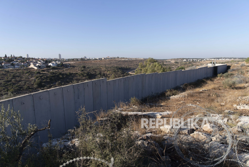  Bagian pembatas pemisah Israel memisahkan pemukiman Israel Hashmona