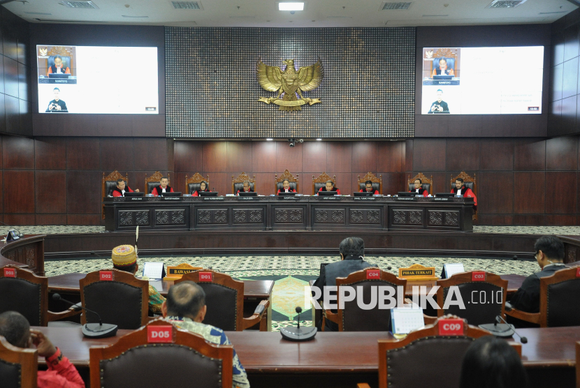 Ketua Mahkamah Konstitusi Suhartoyo bersama hakim konstitusi lainnya memimpin sidang pembacaan putusan Perselisihan Hasil Pemilihan Umum kepala daerah (PHPU Kada) Pilkada 2024 di Gedung Mahkamah Konstitusi, Jakarta, Senin(24/2/2025). Pada hari ini, Mahkamah Konstitusi membacakan putusan akhir 40 perkara perselisihan hasil pemilihan umum kepala daerah (PHPU Kada) atau sengketa pilkada tahun 2024 yang telah berlanjut ke tahap pembuktian. Adapun 40 perkara itu terdiri atas 3 perkara sengketa pemilihan gubernur, 3 perkara sengketa pemilihan wali kota, dan 34 perkara sengketa pemilihan bupati.