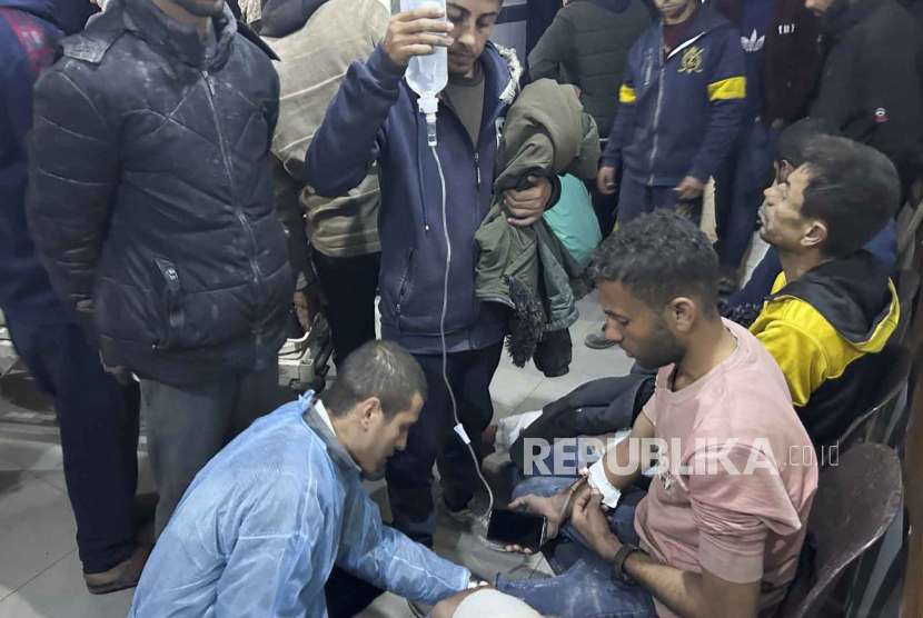 Warga Palestina yang terluka akibat serangan Israel saat menunggu bantuan kemanusiaan di pantai Kota Gaza dirawat di Rumah Sakit Shifa Kamis, (29/2/2024).