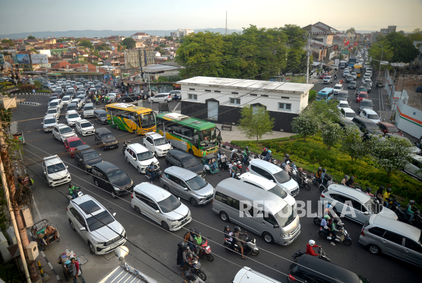 Pengendara terjebak macet di jalan menuju kawasan wisata Malioboro, Yogyakarta. Dispar sebut pergerakan wisatawan di Yogyakarta naik 75 persen selama libur lebaran.