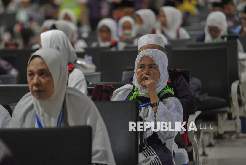Jamaah haji menunggu jam keberangkatan di Terminal Khusus Haji dan Umroh di Terminal 2F, Bandar Udara Internasional Soekarno Hatta, Tangerang, Banten, Ahad (4/5/2025). Terminal Khusus Haji dan Umroh tersebut menyediakan 10 konter imigrasi dengan jalur tersendiri bagi jamaah haji Indonesia yang akan berangkat ke tanah suci sehingga para jamaah haji tidak perlu mengantre di konter imigrasi setibanya di Arab Saudi. Selain itu terminal tersebut juga dapat menampung jamaah sebanyak 94 juta orang per tahun. Keberadaan Terminal Khusus Haji dan Umroh diharapkan mampu memberikan pelayanan terbaik bagi jamaah dengan sejumlah fasilitas ruang tunggu yang nyaman dan luas serta memiliki jalur khusus untuk proses imigrasi. Pada musim haji 2025, Indonesia mendapatkan kuota jemaah haji sebanyal 221.000 orang yang terdiri dari 203.320 jemaah haji reguler dan 17.680 jemaah haji khusus