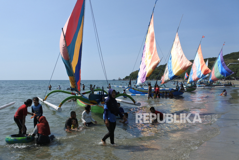 Suasana wisata Pantai Pasir Putih, ikon destinasi pelancong di Situbondo Jawa Timur. 