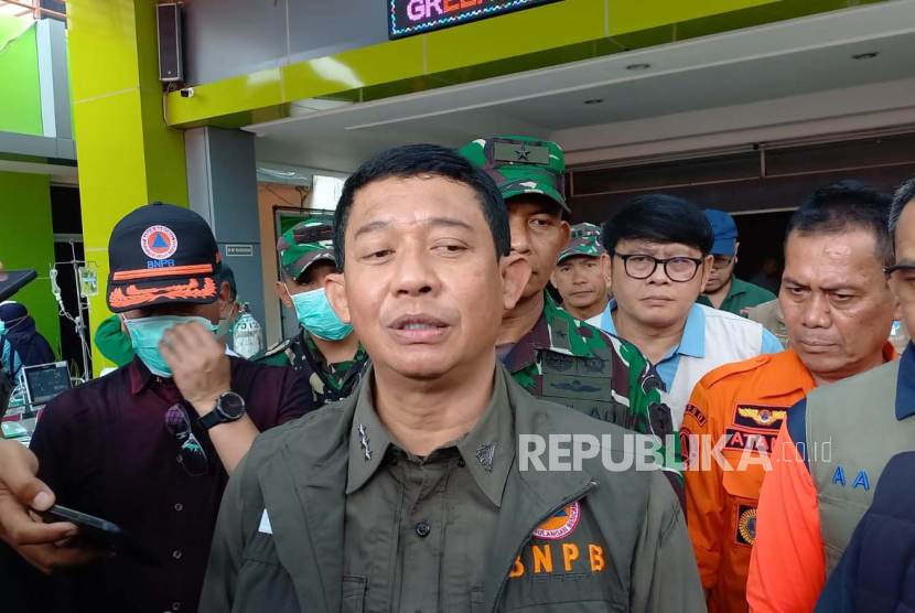 Kepala BNPB Letjen TNI Suharyanto meninjau RSUD Sumedang di Kabupaten Sumedang, Jawa Barat, Senin (1/1/2024).
