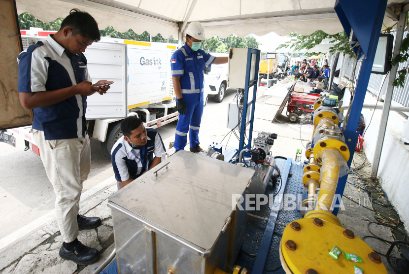 Petugas PGN memasok gas bumi di Wisma Atlet Kemayoran, Jakarta, beberapa waktu lalu. PGN memprediksi permintaan gas tahun ini turun 10 persen.