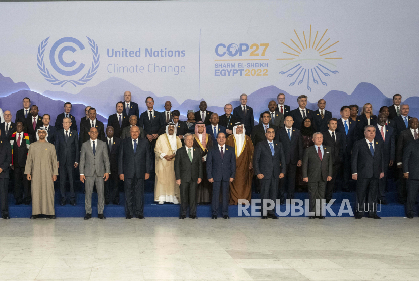  Para pemimpin berkumpul untuk berfoto di KTT Iklim PBB COP27, di Sharm el-Sheikh, Mesir, Senin, 7 November 2022.