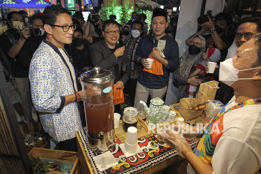 Menteri Pariwisata dan Ekonomi Kreatif Sandiaga Uno (kiri) mencicipi minuman di Gandaria City, Jakarta, Kamis (9/12/2021).