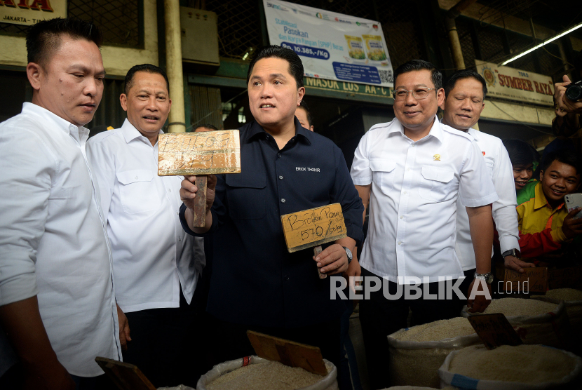 Menteri BUMN Erick Thohir bersama Kepala Badan Pangan Nasional Arief Prasetyo Adi dan Dirut Perum Bulog Budi Waseso saat kunjungan ke Pasar Induk Beras Cipinang, Jakarta, Rabu (4/10/2023). Kunjungan tersebut dalam rangka peninjauan operasi pasar beras SPHP. Kegiatan ini merupakan upaya pemerintah dalam Stabilisasi pasokan dan harga pangan khususnya beras. 