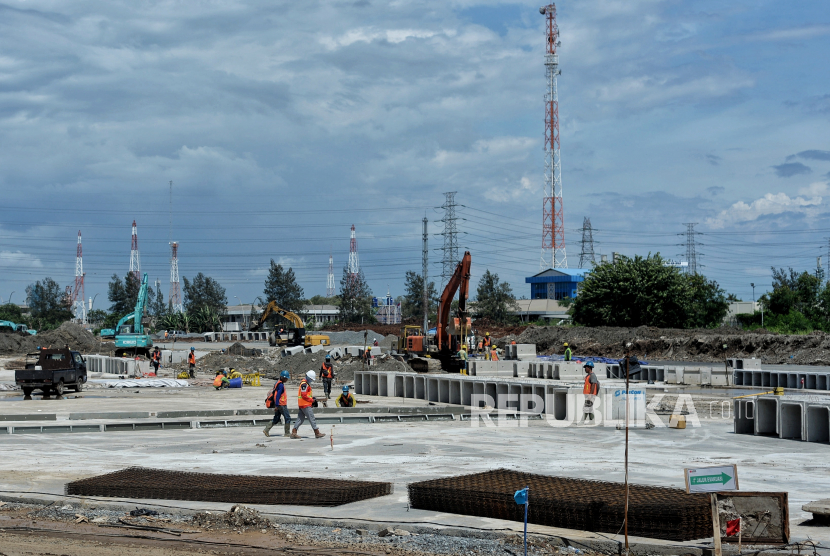 Pekerja menyelesaikan proyek pembangunan sirkuit Formula E di kawasan Taman Impian Jaya Ancol, Jakarta Utara, Ahad (6/3/2022). 
