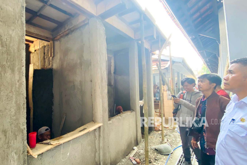 Kabid Sarana dan Prasarana Dinas Pendidikan (Disdik) Kota Bogor, Sultodi Mahbub, memaparkan dan menunjukkan pembangunan toilet di SMPN 9 Bogor yang memakan anggaran Rp 200 juta, Rabu (4/10/2023).