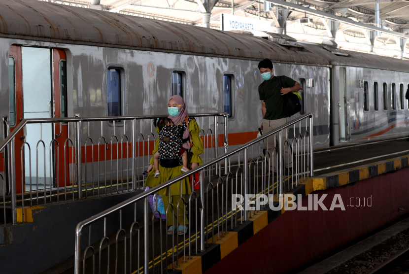 Penumpang kereta api jarak jauh turun di Stasiun Yogyakarta. ilustrasi