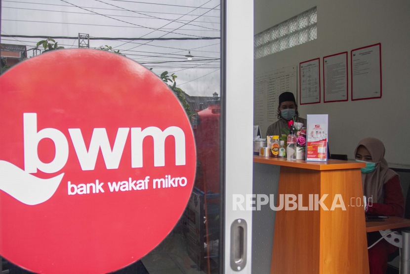 Petugas dengan protokol kesehatan berada di lobi kantor Bank Wakaf Mandiri (BWM) Almuna Berkah Mandiri yang tetap beroperasi saat pandemi di Krapyak, Bantul, DI Yogyakarta.