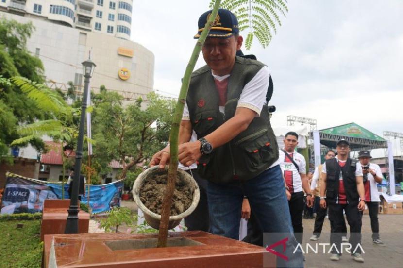 KAI Sumut serahkan 8 ton beras ke panti asuhan di Medan.
