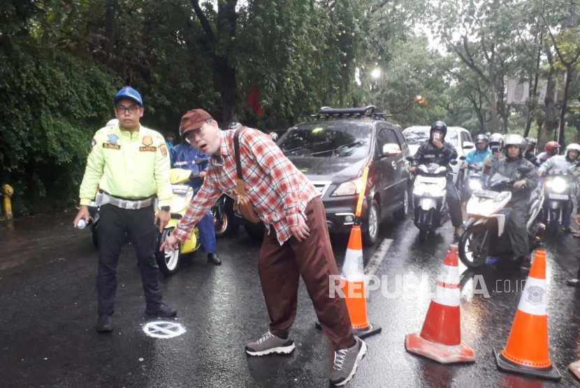 Pengendara sepeda motor Vario mengalami tabrakan dengan minibus di depan Hotel Mercure, Jalan Dr Setiabudi, Kota Bandung, Jumat (19/1/2024). Akibatnya, pembonceng sepeda motor Vario, Hilda Febriani tewas di tempat kejadian perkara (TKP). 
