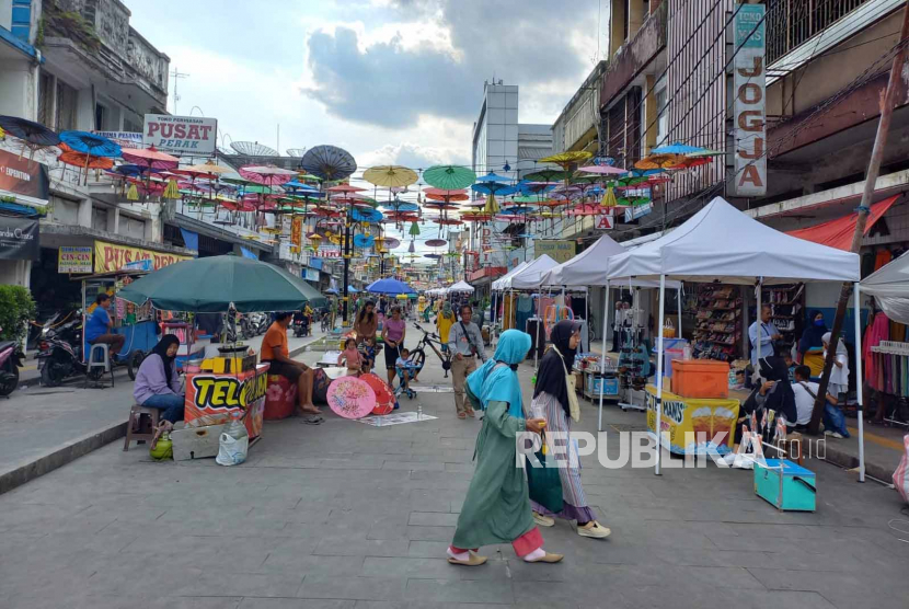 Suasana Jalan Cihideung, Kota Tasikmalaya, Jawa Barat, Selasa (21/3/2023). Sejumlah PKL sudah kembali berjualan di jalur pedestrian Jalan Cihideung sejak Senin (20/3/2023). 