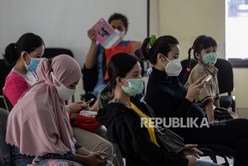 Ibu hamil menunggu masa observasi usai menerima dosis vaksin Covid-19 di kantor Kelurahan Cipayung, Jakarta, Kamis (19/8).Layanan vaksinasi khusus ibu hamil dan menyusui tersebut berlangsung mulai Rabu (18/8) hingga Jumat (20/8) dengan target 100 orang per hari sebagai upaya  mempercepat pemerataan vaksinasi guna membentuk kekebalan komunal atau herd immunity. Republika/Thoudy Badai