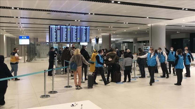 Sebanyak 335 pengunjung yang datang dari Inggris, Denmark, Belanda, dan Afrika Selatan diisolasi meskipun hasil tes Covid-19 negatif - Anadolu Agency