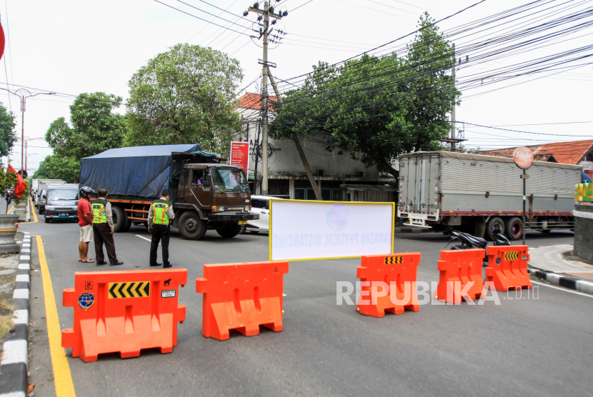 Alun-Alun Sidoarjo Ditutup Tekan Penyebaran Covid-19. Polisi mengatur lalu lintas di jalan Dr Cipto Mangun Kusumo, Sidoarjo, Jawa Timur, Sabtu (28/3/2020). 