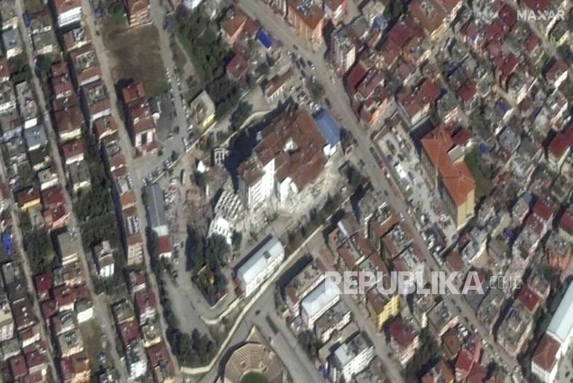 Citra satelit yang disediakan oleh Maxar Technologies ini menunjukkan sebuah rumah sakit yang rusak akibat gempa dahsyat di Antakya, Turki, Kamis (9/2/2023).