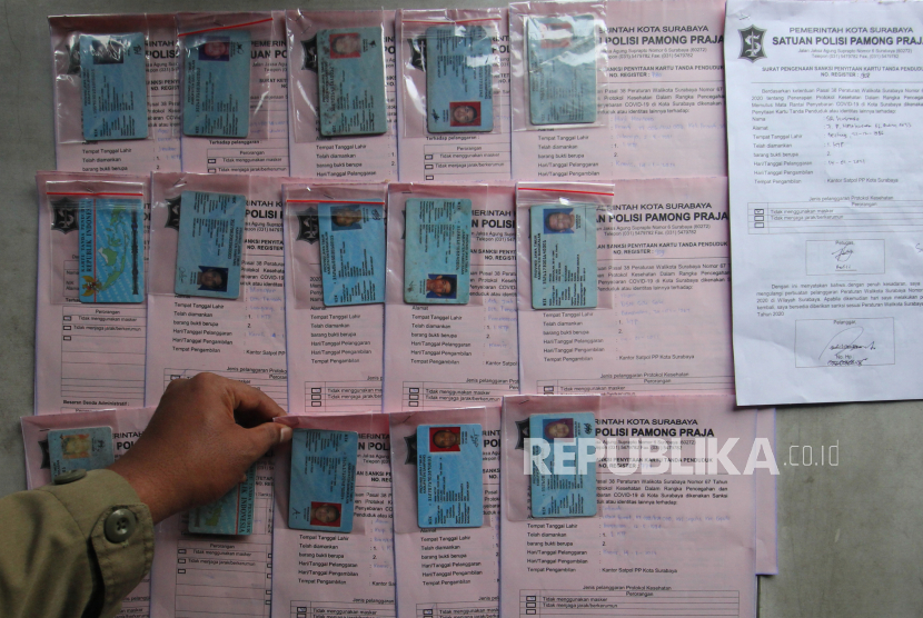 Petugas menunjukkan KTP milik warga yang  terjaring Operasi Yustisi Penegakan Disiplin Protokol Kesehatan (ilustrasi)