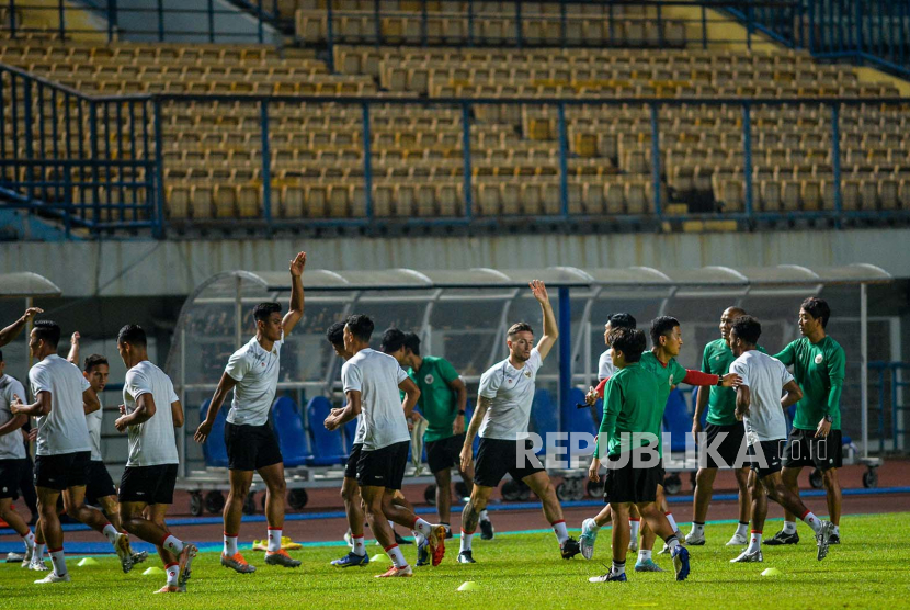 Sejumlah pesepak bola tim nasional Indonesia menjalani latihan.