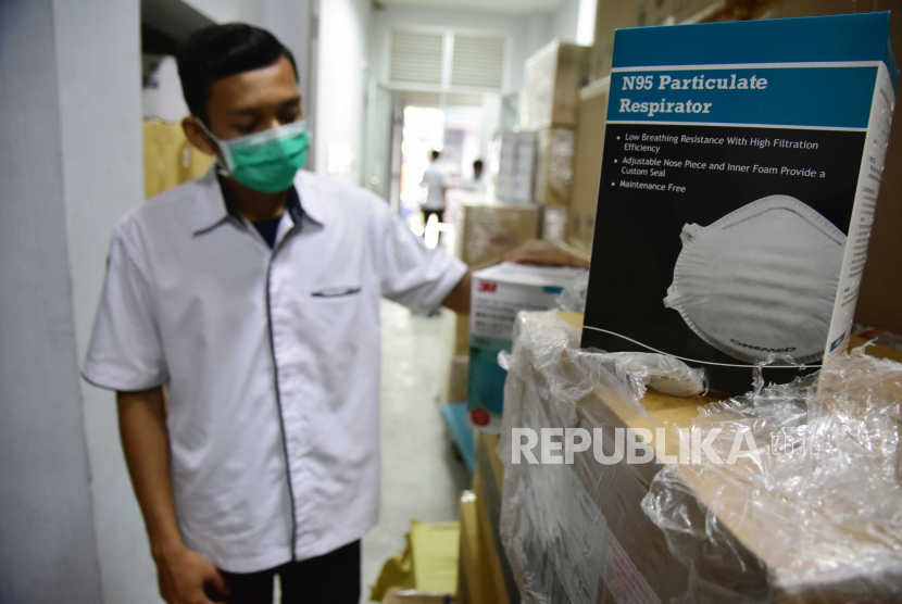 Pegawai menunjukan stok masker KN95. Puluhan pejabat Dinkes Banten mengajukan pengunduran diri terkait kasus pengadaan masker KN95.