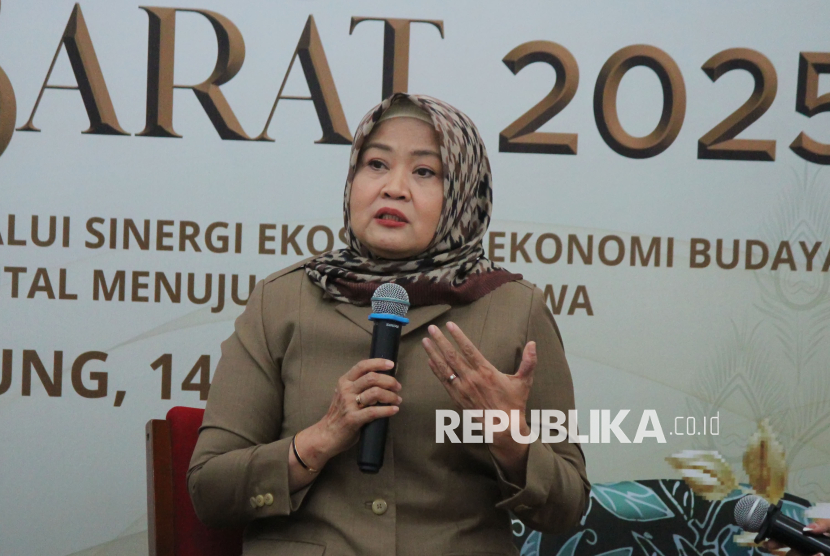 Ketua Dewan Kerajinan Nasional Daerah Provinsi Jawa Barat (Jabar), Noneng Komara Nengsih menyampaikan pemaparan saat acara Bewara Jawa Barat atau Beja terkait event Sunda Karsa Fest Karya Kreatif Jawa Barat 2025, di Gedung Sate, Kota bandung, Senin (14/7/2025). Kegitan yang digelar BI dan pemprov Jabar ini akan menampilkan peroduk unggulan Jabar dan peragaan produk kerajinan dari Kabupaten dan kota di Jabar, acara akan berlangsung tanggal 17-20 Juli 2025.