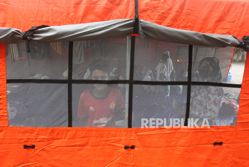 Sejumlah imigran etnis Rohingya berada di dalam tenda di kawasan komplek kantor Bupati Aceh Barat, Aceh.