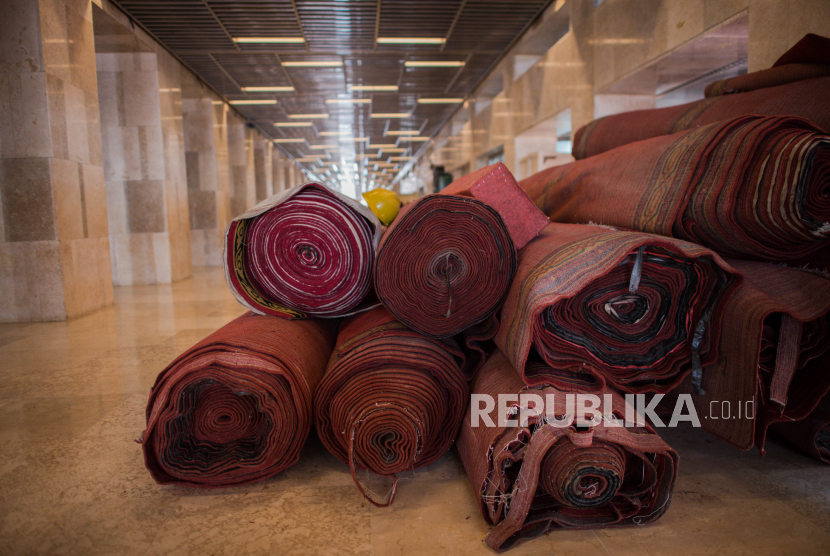 Gulungan karpet masjid. (ilustrasi)