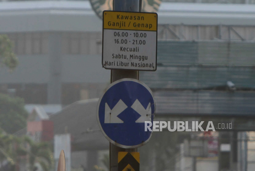 Papan peringatan peraturan ganjil genap yang terpasang pada persimpangan Tol Dalam Kota dan Jalan Raya Gatot Subroto di Jakarta Selatan, Selasa (11/7/2023). Dirlantas Polda Metro Jaya memberlakukan ganjil genap di 28 titik pintu keluar Jalan Tol Dalam Kota guna mengurai kemacetan Jakarta.