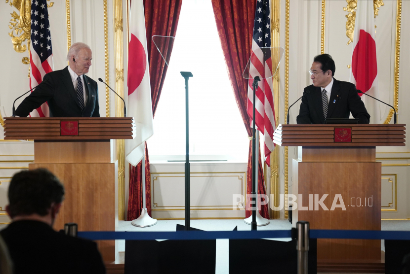 Presiden Joe Biden dan Perdana Menteri Jepang Fumio Kishida berbicara dalam konferensi pers di Istana Akasaka, Senin, 23 Mei 2022, di Tokyo. Korea Utara (Korut) mengkritik kesepakatan baru antara Amerika Serikat (AS), Korea Selatan (Korsel) dan Jepang hanya kedok AS untuk membentuk aliansi layaknya Organisasi Pertahanan Atlantik Utara (NATO) di kawasan Asia.