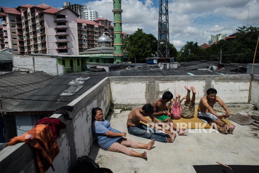 Warga berjemur di balkon rumahnya di kawasan pemukiman padat ditengah pandemi Covid-19, Jakarta, Selasa (7/4). BMKG mengimbau warga Jabodetabek menyesuaikan waktu berjemur sesuai dengan indeks ultraviolet.